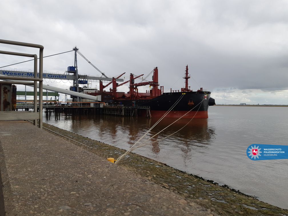 Der geschädigte Bulkcarrier an der Pier Bild: Polizei