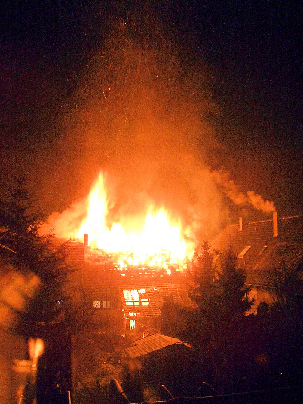 Das brennende Haus in Keltern-Weiler um etwa 02:15 Uhr, kurz nachdem das Dach einstürzte