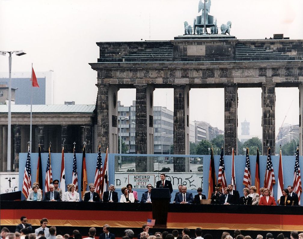 Reagan am 12. Juni 1987 bei seiner Berliner Rede mit dem Appell an Gorbatschow, die Mauer einzureißen und das Brandenburger Tor zu öffnen.