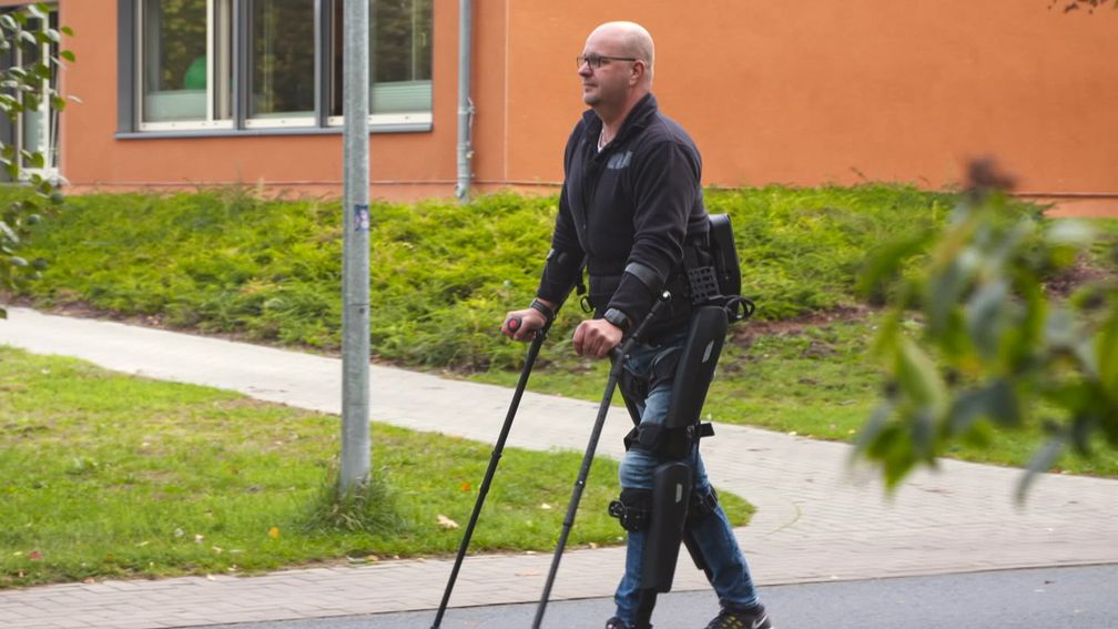 Der querschnittsgelähmte André van Rüschen mit seinem Exoskelett Bild: ZDF Fotograf: ZDF/Christoph Erbeck