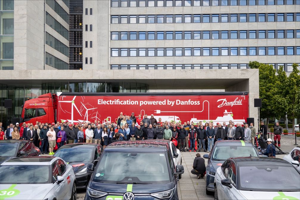 120 Teilnehmer vor dem Danfoss E-Truck / Weiterer Text über ots und www.presseportal.de/nr/172799 / Die Verwendung dieses Bildes für redaktionelle Zwecke ist unter Beachtung aller mitgeteilten Nutzungsbedingungen zulässig und dann auch honorarfrei. Veröffentlichung ausschließlich mit Bildrechte-Hinweis. Bildrechte: Danfoss GmbH Fotograf: Danfoss