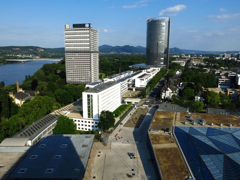 Bundesviertel in Bonn: Dach des World Conference Center Bonn (vorne rechts), Altes Abgeordnetenhochhaus und Schürmann-Bau (Mitte), Langer Eugen (links) und Posttower – am Horizont das Siebengebirge (2015), Archivbild