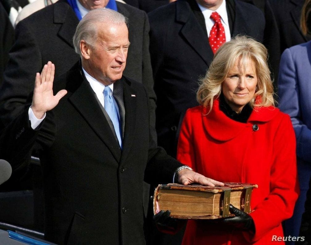 Joe Biden schwört seinen Amtseid auf eine Bibel mit satanistischem Kreuz (2021)
