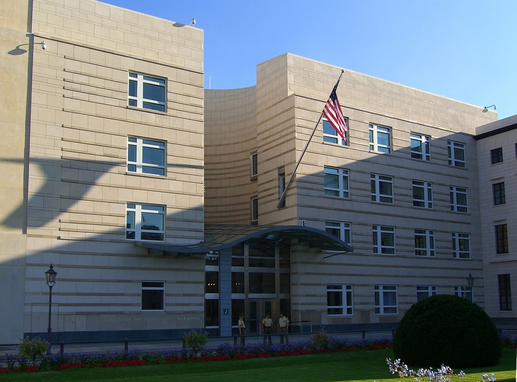 Die US-amerikanische Botschaft am Pariser Platz, rechts angeschnitten das neue Haus Sommer