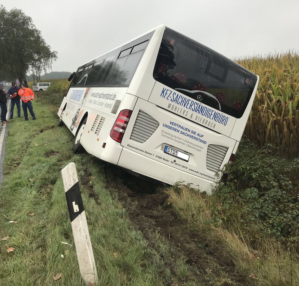 Bus im Seitenraum Bild: Polizei