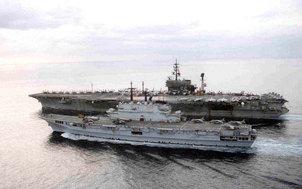Die Giuseppe Garibaldi (im Vordergrund) mit der USS America bei einem Manöver in der Adria