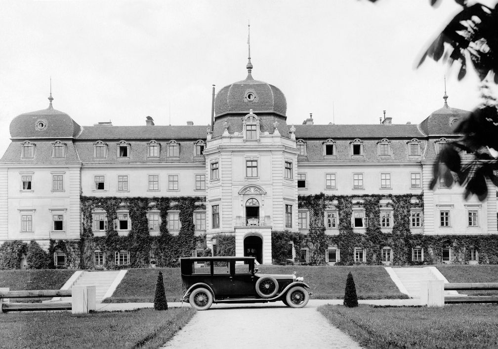 Das Bild der Limousine vor dem mittelböhmischen Schloss Lány wurde auch im damaligen Werbeprospekt abgedruckt. Bild: SMB Fotograf: Skoda Auto Deutschland GmbH