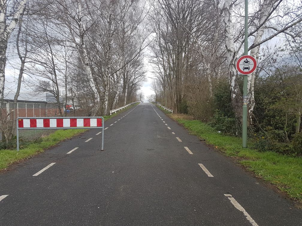 Bild der Tatörtlichkeite - Absperrelement von Brücke auf BAB 57 geworfen Bild: Polizei