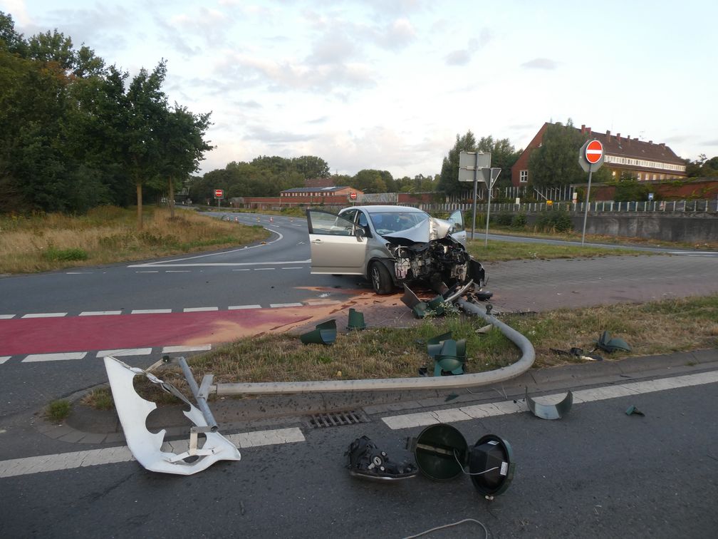 Das Foto zeigt den Unfallort nach der Kollision. Bild: Polizeipräsidium Münster