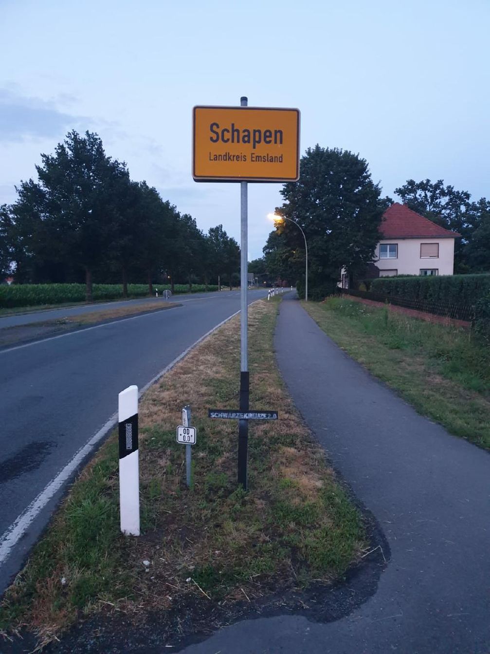 Schwarzes Kreuz am Ortseingang Schapen Bild: Polizei