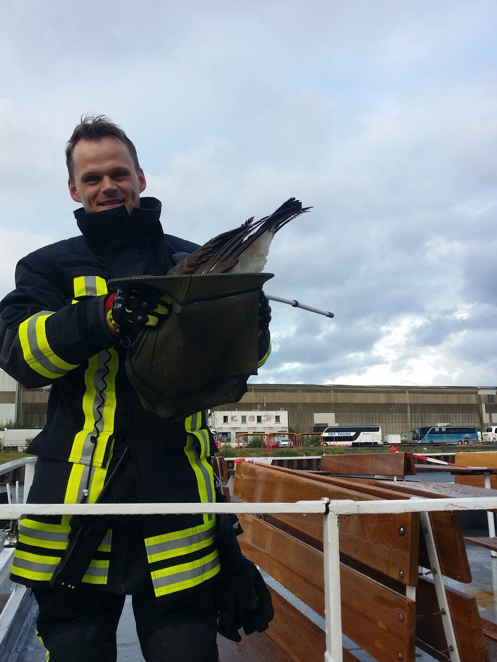 Gans in guten Händen Bild: Feuerwehr