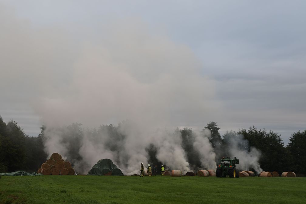 Brennende Rundballen auf einem Feld bei Barmstedt. Bild: KFV Pinneberg