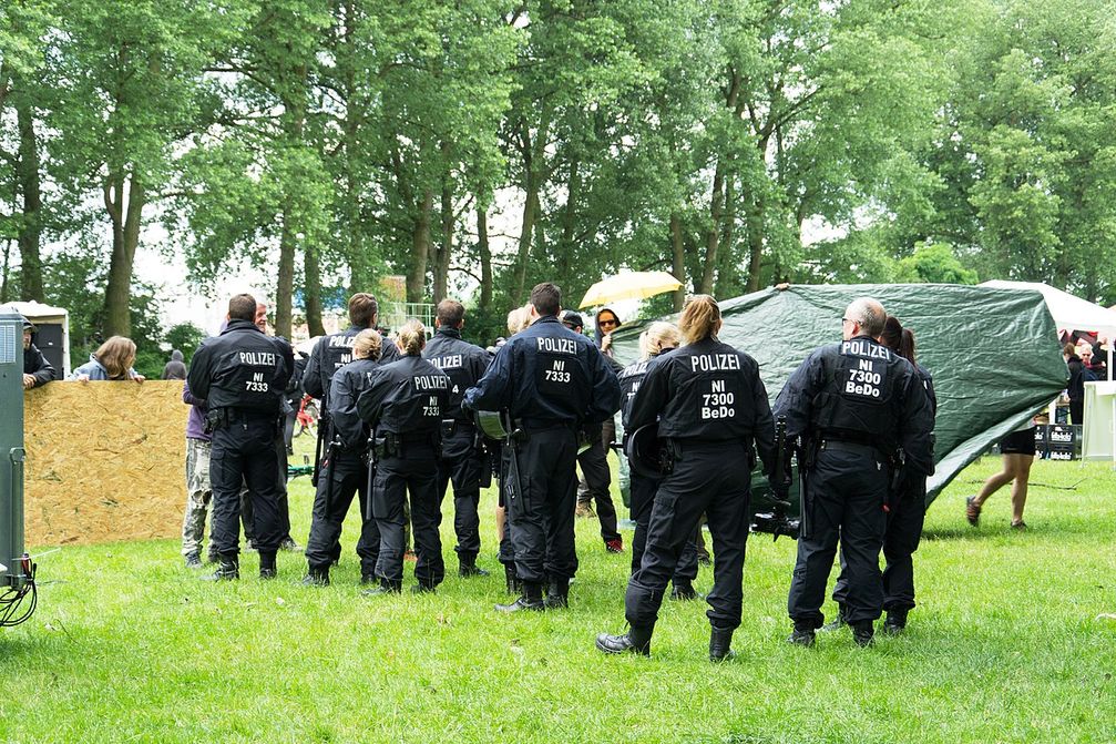 Polizisten inspizieren das G20-Protestcamp Entenwerder nach der illegalen Räumung
