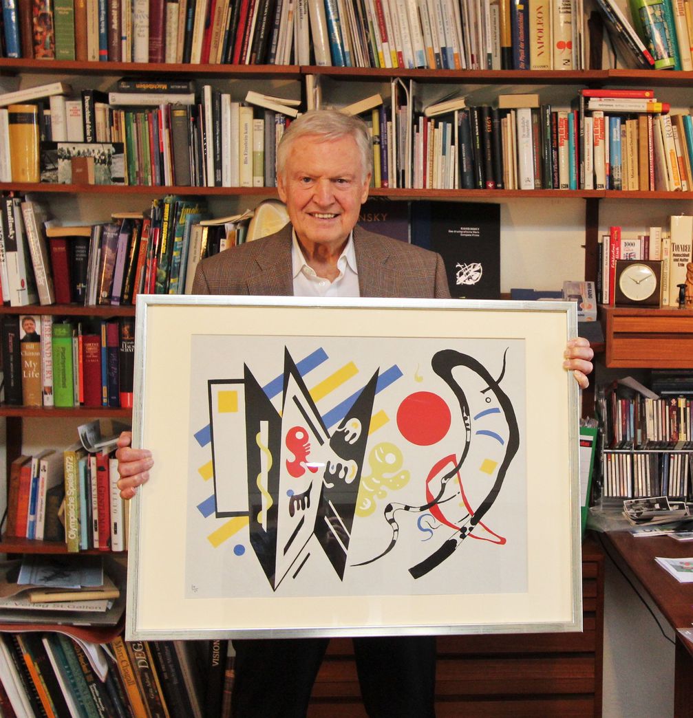 Wilhelm Heußer, Verleger aus Heilbronn, mit dem Kandinsky-Werk "Reciproque", das jetzt zugunsten der UNO-Flüchtlingshilfe angeboten wird.  Bild: "obs/HW Verlag Wilhelm Heußer/Norbert Kick"