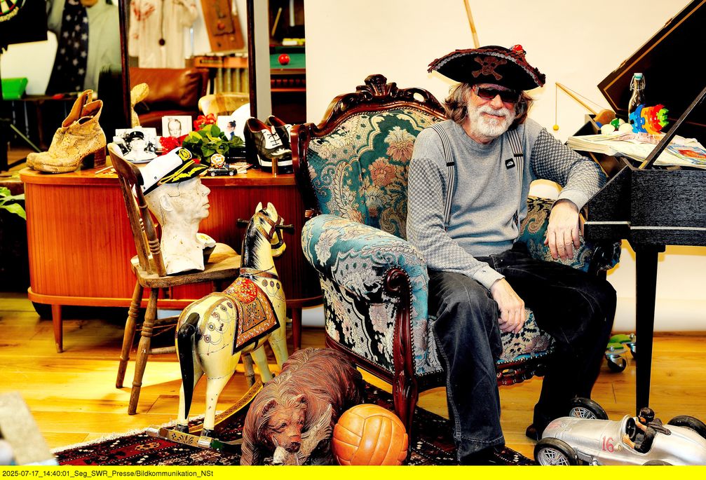 ARD/SWR HELGE SCHNEIDER - THE KLIMPERCLOWN, am Mittwoch (20.08.25) um 22:50 Uhr im ERSTEN.
Helge Schneider als Teil seiner Tour ,,Ordnung muss sein", 2019 - eine von vielen  Originalaufnahmen, die neben Sketchen und Musikclips, den Künstler und seine vielseitige Karriere beleuchten - ohne Kommentare Dritter.
© SWR/Meine Supermaus, honorarfrei - Verwendung gemäß der AGB im engen inhaltlichen, redaktionellen Zusammenhang mit genannter SWR-Sendung bei Nennung "Bild: SWR/Meine Supermaus" (S2+). SWR Presse/Bildkommunikation, Baden-Baden, Tel: 07221/929-22202, foto@swr.de / Weiterer Text über ots und www.presseportal.de/nr/7169 / Die Verwendung dieses Bildes für redaktionelle Zwecke ist unter Beachtung aller mitgeteilten Nutzungsbedingungen zulässig und dann auch honorarfrei. Veröffentlichung ausschließlich mit Bildrechte-Hinweis. Bildrechte: SWR/Meine Supermaus Fotograf: SWR - Südwestrundfunk