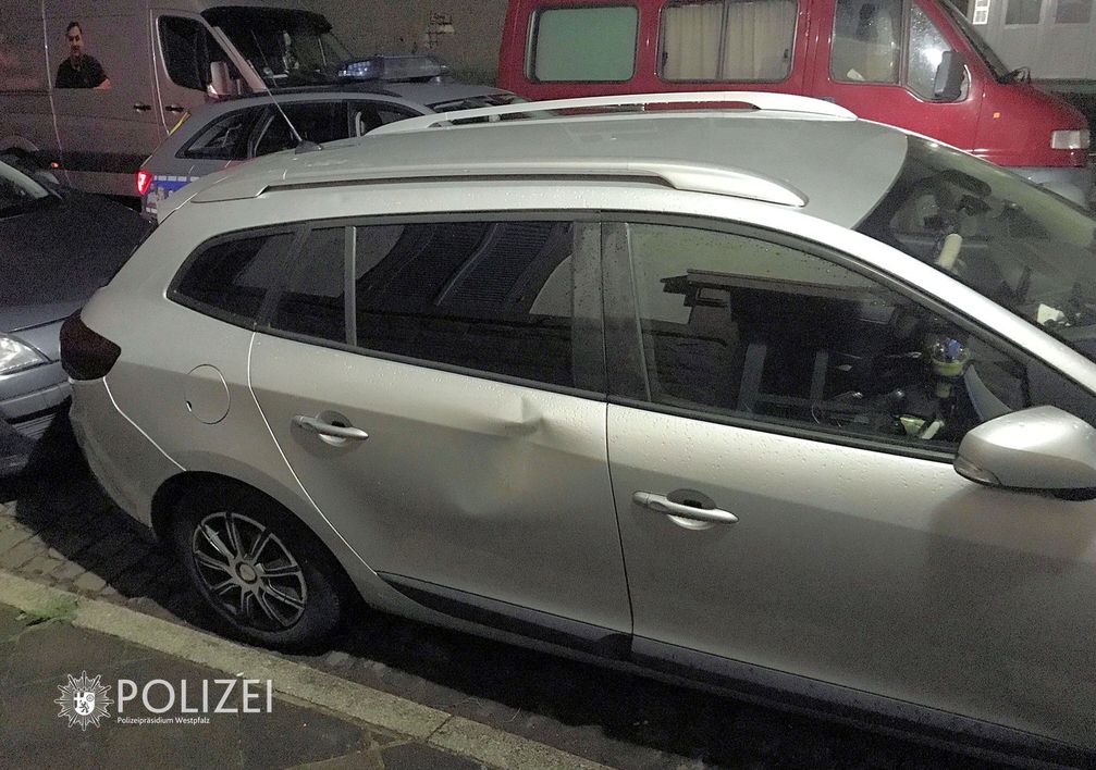 In der Tür des Renault Megane ist deutlich eine Delle zu erkennen. Bild: Polizei