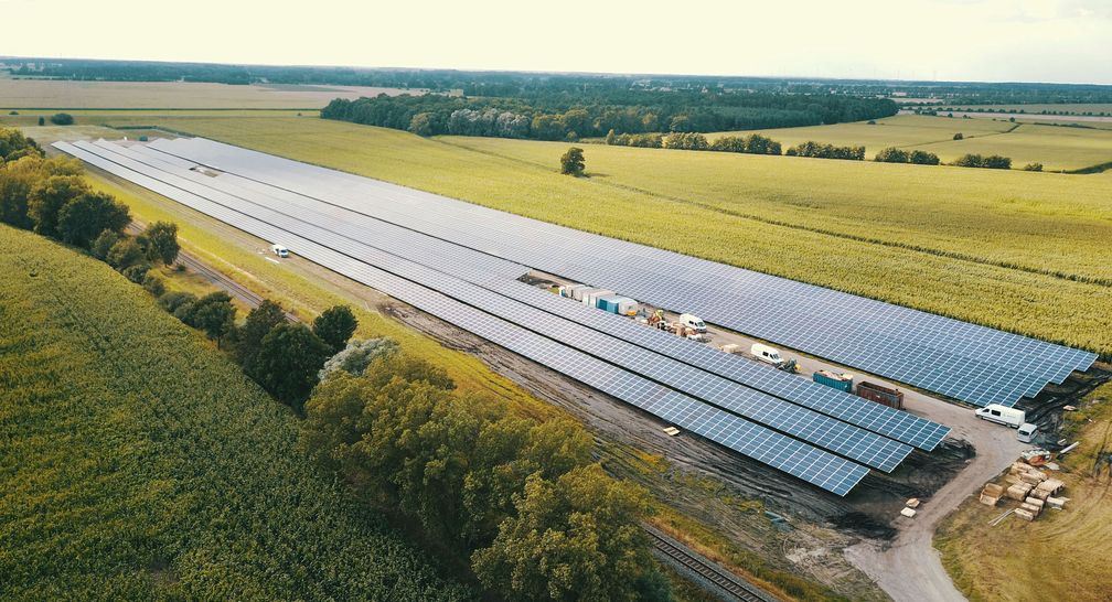 Der E.ON Solarpark Hassel im Landkreis Stendal (Sachsen-Anhalt) mit einer Leistung von 7,8 Megawattpeak erzeugt genug Strom, um damit rund 2.500 Haushalte komplett mit Energie zu versorgen. Bild:"obs/E.ON Energie Deutschland GmbH\"