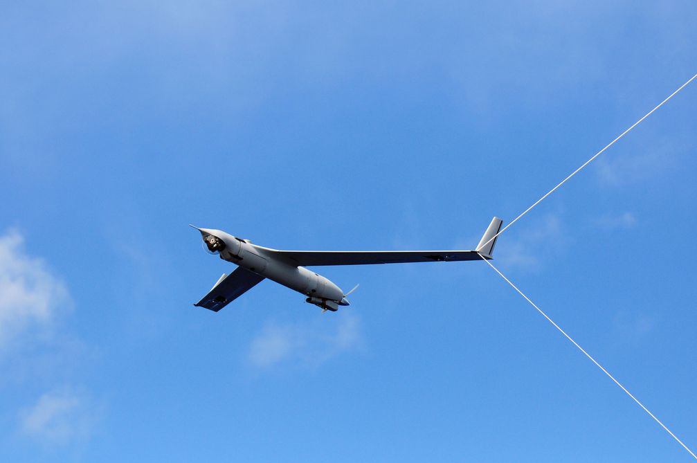 ScanEagle mit am Flügelende eingerasteter Fangleine