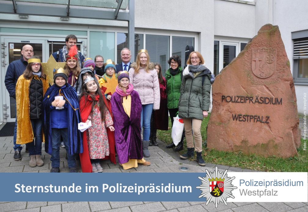 Hoher Besuch im Polizeipräsidium am Dreikönigstag: Polizeipräsident Michael Denne (hintere Reihe, 5. von rechts) begrüßte die fröhliche Sternsinger-Gruppe der katholischen Kirchengemeinde St. Martin aus Kaiserslautern um Claudia Berninger und Eva-Maria Schwehm ((1. und 2. von rechts). Bild: Polizei