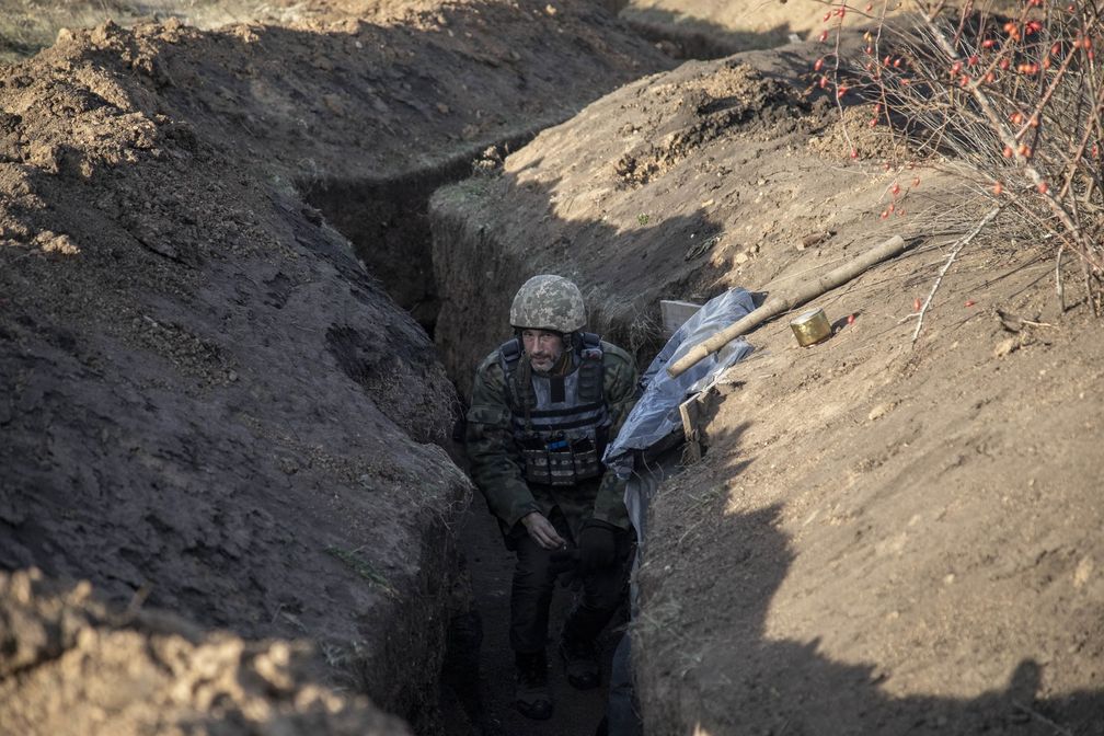 Archivbild: Ein ukrainischer Soldat im Kampfgebiet am 4. Dezember Bild: Narciso Contreras/Anadolu Agency / Gettyimages.ru