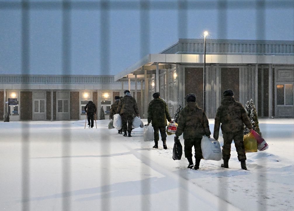 Russische Militärangehörige, die im Rahmen eines Gefangenenaustauschs befreit wurden Bild: Jewgeni Bijatow / Sputnik