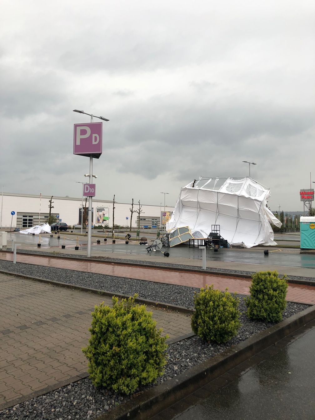 Die Zelte des Corona Drive-Inn Testzentrum in Bad Oeynhausen wurden vom Sturm umgeweht. Bild: Polizei Minden-Lübbecke