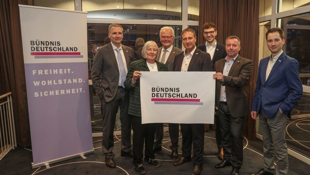 Der Bundesvorstand vom "Bündnis Deutschland": Carsten Schanz, Dr. Ellen Walther-Klaus, Walter Münnich, Steffen Große, Niklas Stadelmann, Steven Rosick, Jonathan Sieber (v.l.n.r.)