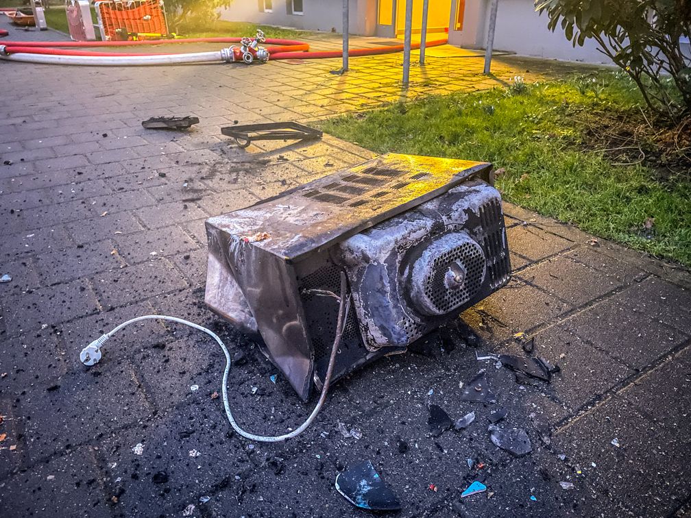 Bild: Feuerwehr Dresden Die durch den Brand vollkommen zerstörte Mikrowelle.