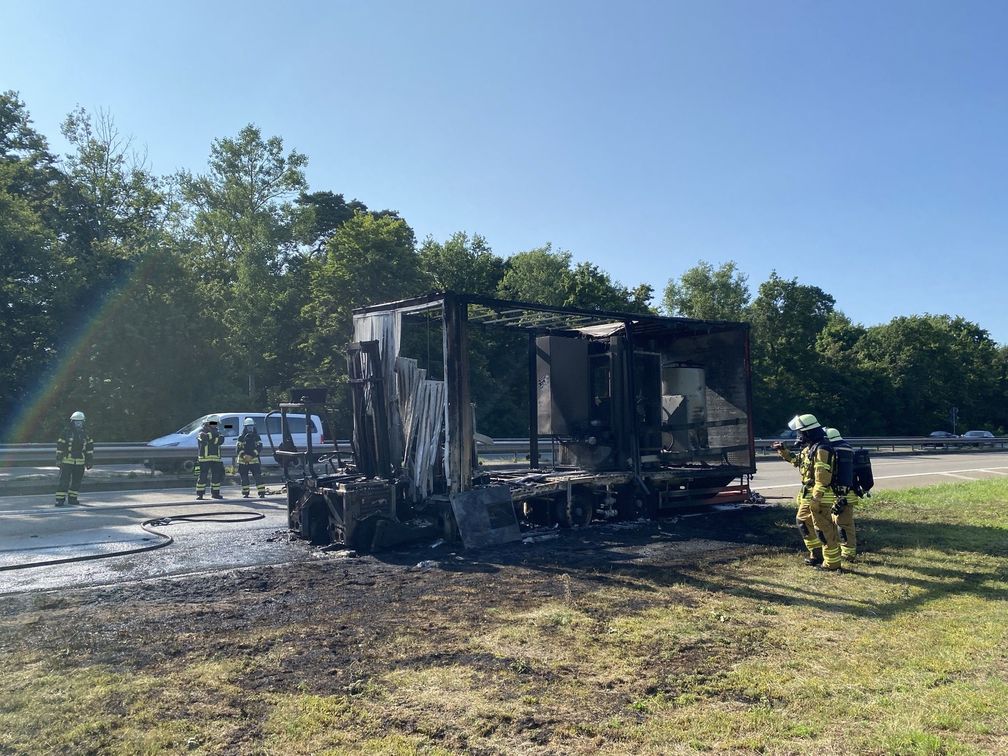 B9-bei-Speyer-Brand-eines-Gefahrguttransportanh-ngers-Schutzengel-aktiv