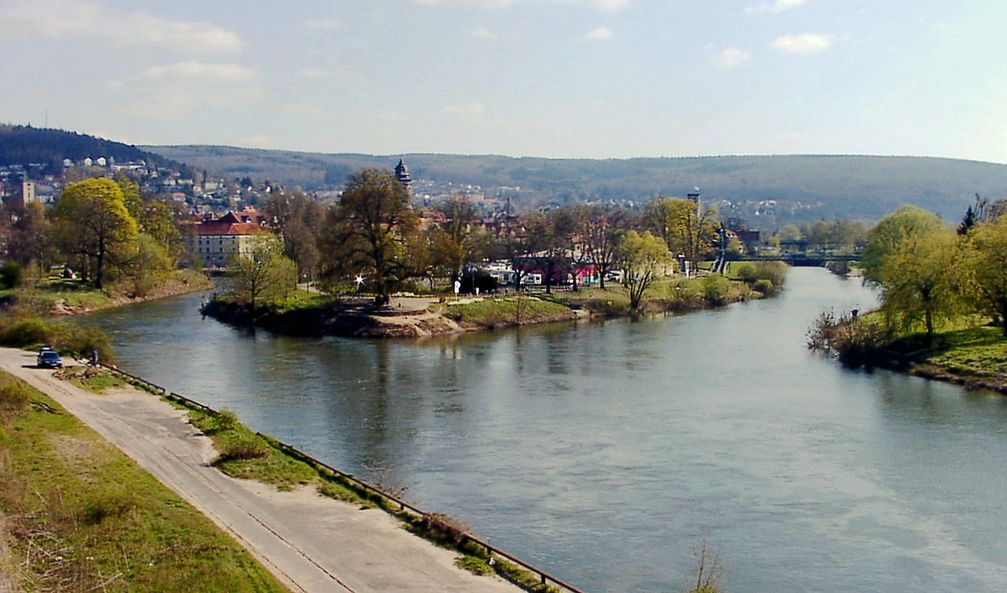 Zusammenfluss von Werra und Fulda in Hann. Münden; im Hintergrund der Kaufunger Wald