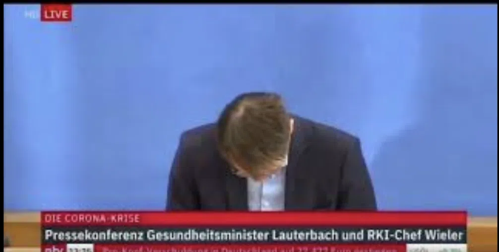 Karl Lauterbach, schlafend während der Bundespressekonferenz (2021)