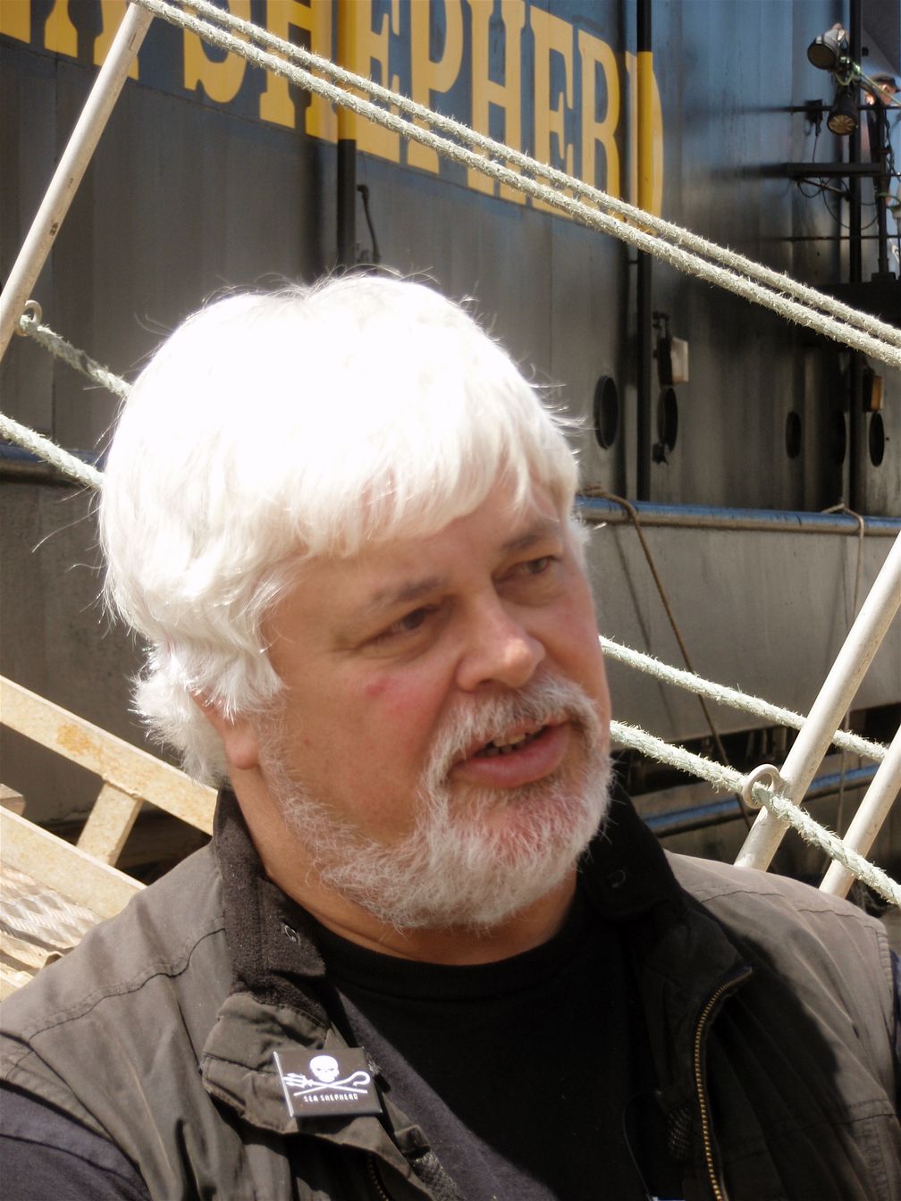 Paul Watson vor der Steve Irwin (2009)