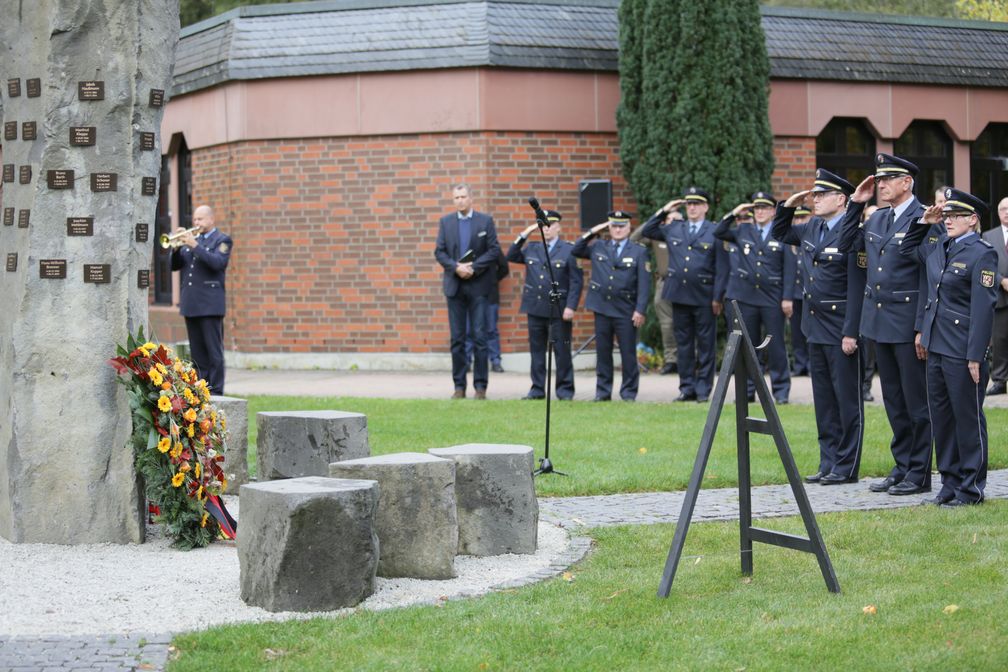 Vorne, v.l.n.r.: der Direktor der Hochschule der Polizei Friedel Durben, der Inspekteur der Polizei Jürgen Schmitt und die Vorsitzende des Hauptpersonalrates der Polizei Sabrina Kunz Bild: Polizei