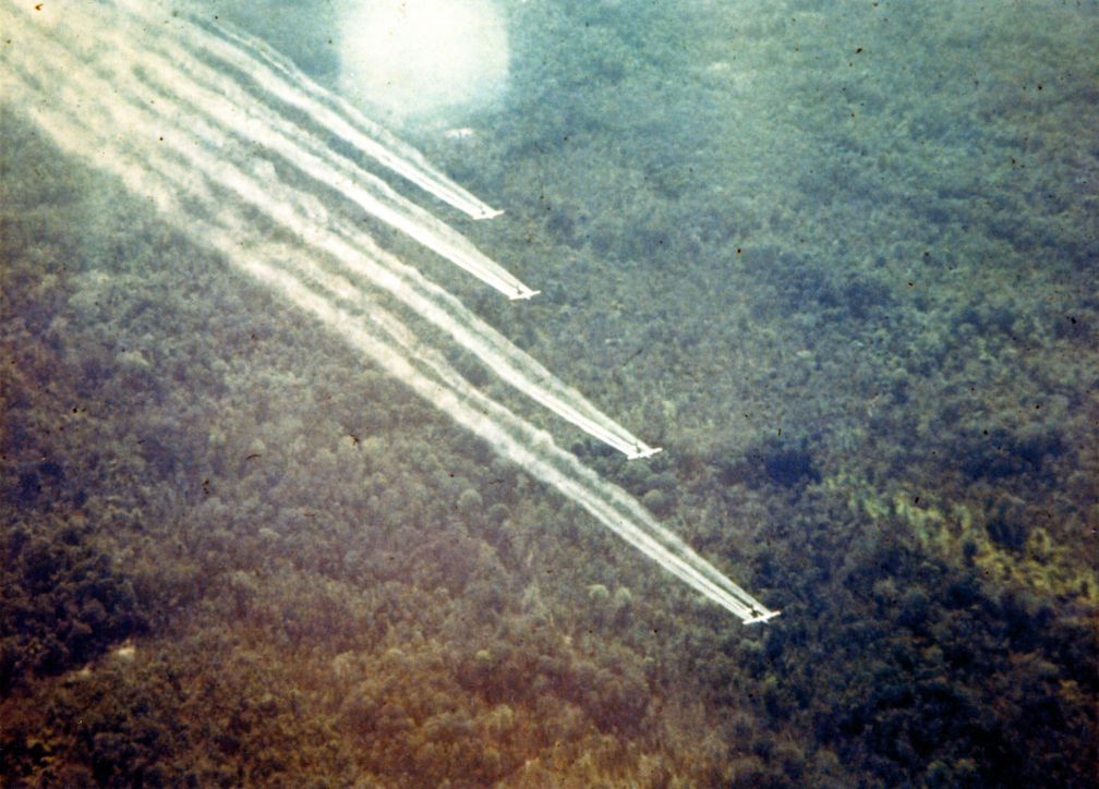 Vier US-amerikanische Transportflugzeuge des Typs Fairchild C-123 – zu Sprühflugzeugen umgebaut – während der „Operation Ranch Hand“ in Vietnam