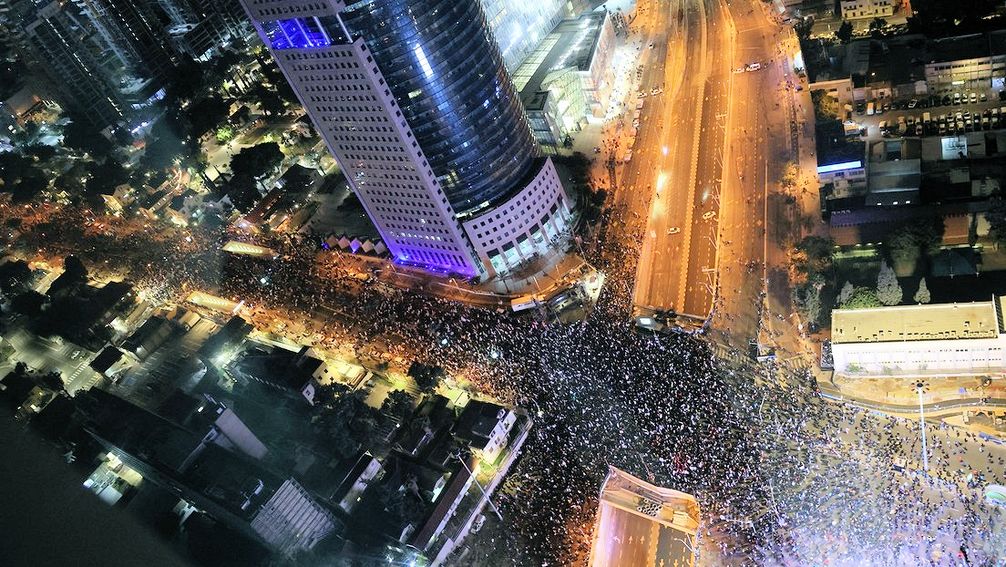 Israelische Demonstranten nehmen am 21. Januar 2023 an einer Kundgebung gegen die neue rechtsgerichtete Regierung von Premierminister Benjamin Netanjahu in der Küstenstadt Tel Aviv teil.
