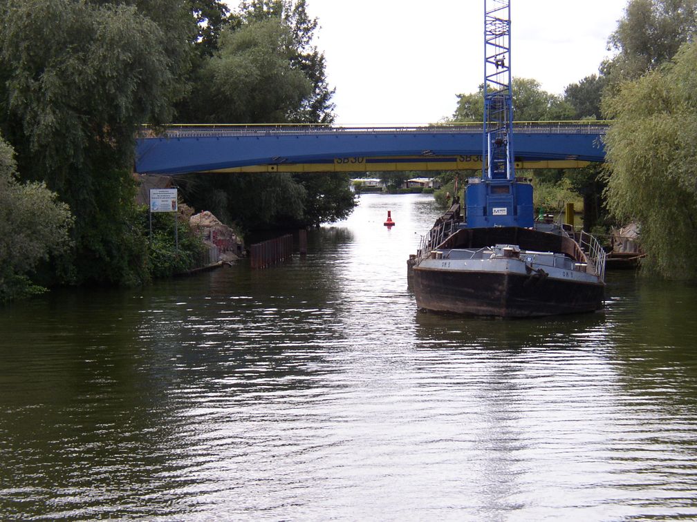 Bauschute mit Bagger in einer Brückenbaustelle  (Symbolbild)