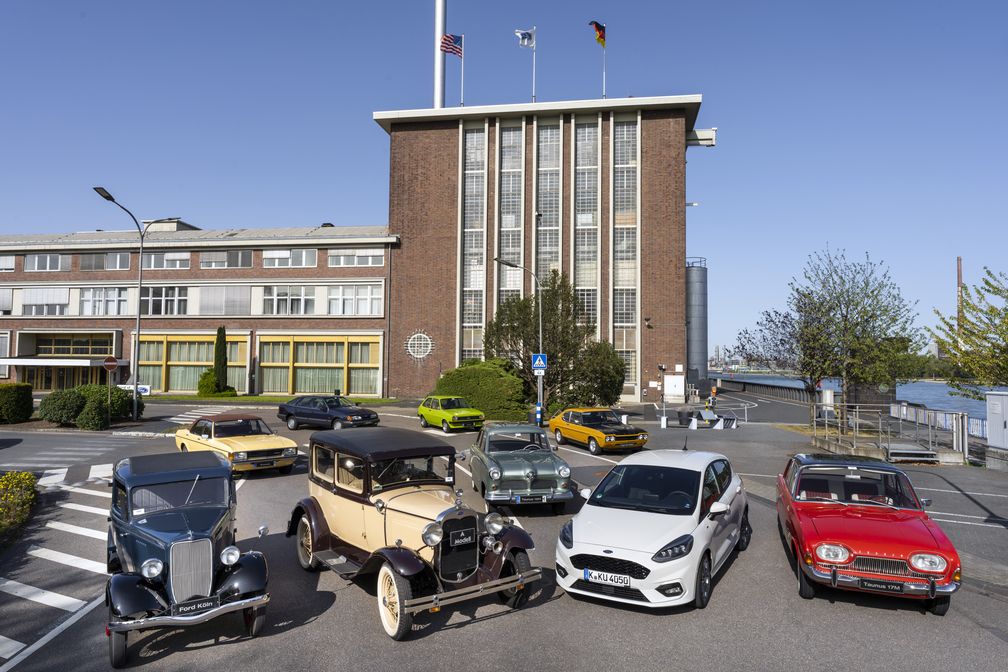 Ford-Werkjubiläum: Vor 90 Jahren beginnt Kölner Erfolgsgeschichte mit der Grundsteinlegung der Ford-Werke / Neun Meilensteine aus neun Jahrzehnten Ford in Köln: Ford "Köln" (Modell Y), Modell A, der aktuelle Ford Fiesta EcoBoost Hybrid, "Badewannen-Taunus" (1. Reihe v. li.), "Weltkugel-Taunus" (2. Reihe), Granada I, Capri I (3. Reihe v.li.), Scorpio I und Fiesta I (4. Reihe v.li.). / Weiterer Text über ots und www.presseportal.de/nr/6955 / Die Verwendung dieses Bildes ist für redaktionelle Zwecke honorarfrei. Veröffentlichung bitte unter Quellenangabe: "obs/Ford-Werke GmbH/Friedrich Stark"