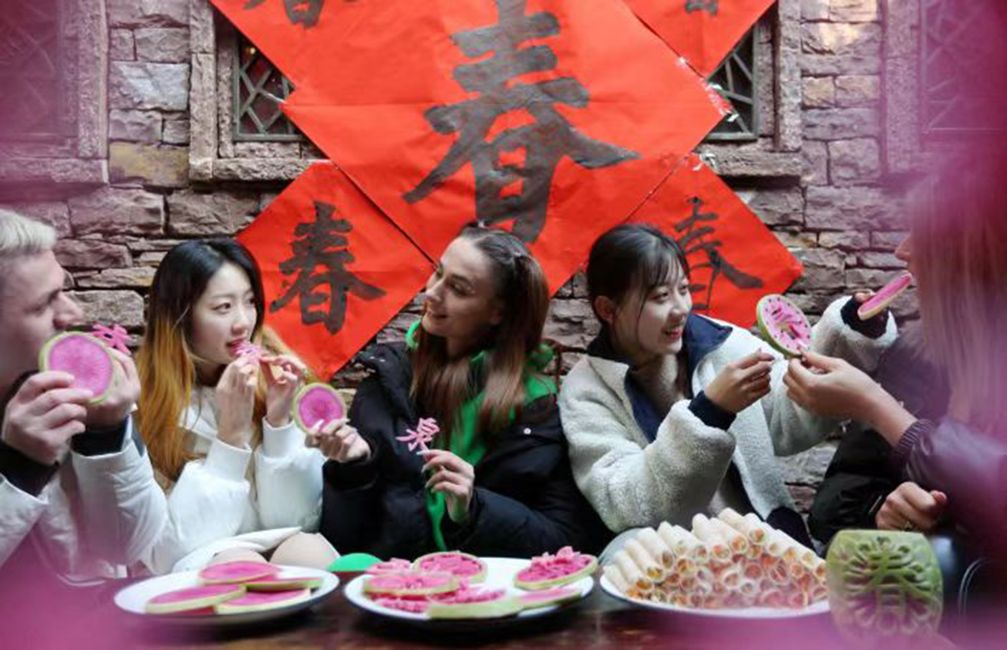 Die Ukrainerin Yana (Mitte) erlebt "Yaochun" am 4. Februar 2022 mit ihren Begleitern im Dorf Zhuquan in der Stadt Linyi der ostchinesischen Provinz Shandong. Bild: Xinhua Fotograf: Wang Yanbing
