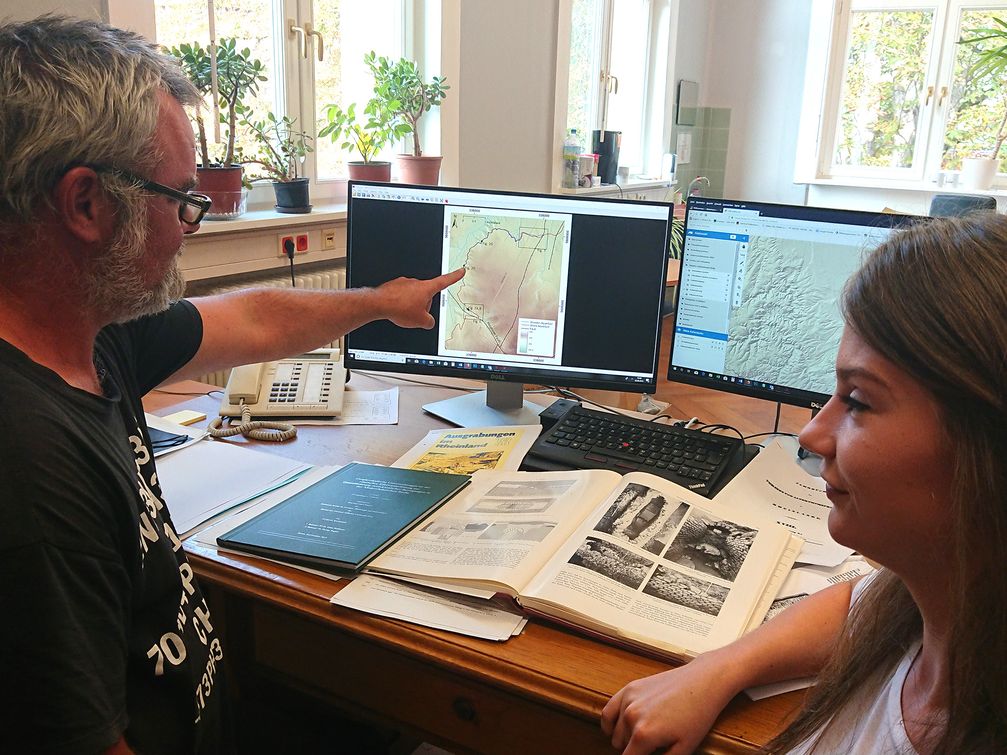 Dr. Gösta Hoffmann und Sabine Kummer von der Universität Bonn vollziehen anhand von archäologischen Publikationen den Verlauf des Eifel-Aquädukts nach.
Quelle: © Foto: Eva Heumann-Lange (idw)