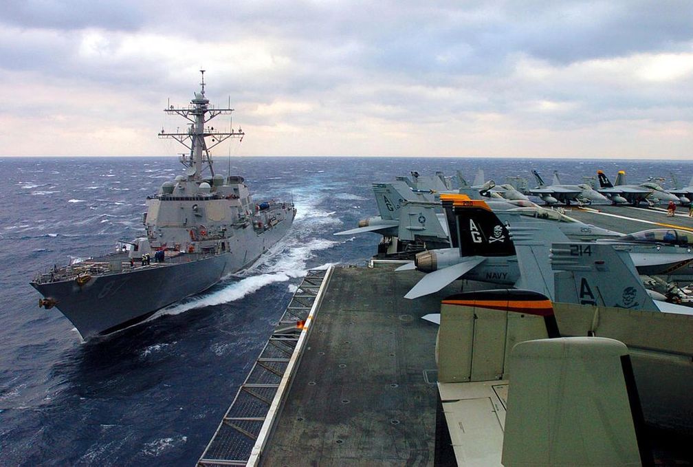 Die USS Mason (DDG-87) an der Seite des Trägers Eisenhower