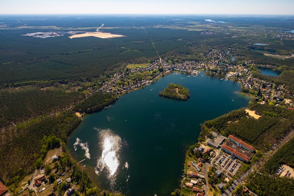 Grünheide und Fangschleuse mit Werlsee, im Hintergrund das Baugelände des Tesla Fabrik (2020), Archivbild