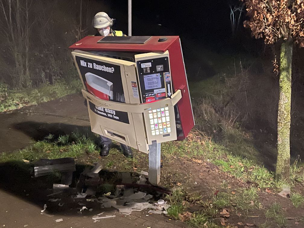 Beschädigter Zigarettenautomat Bild: Polizei