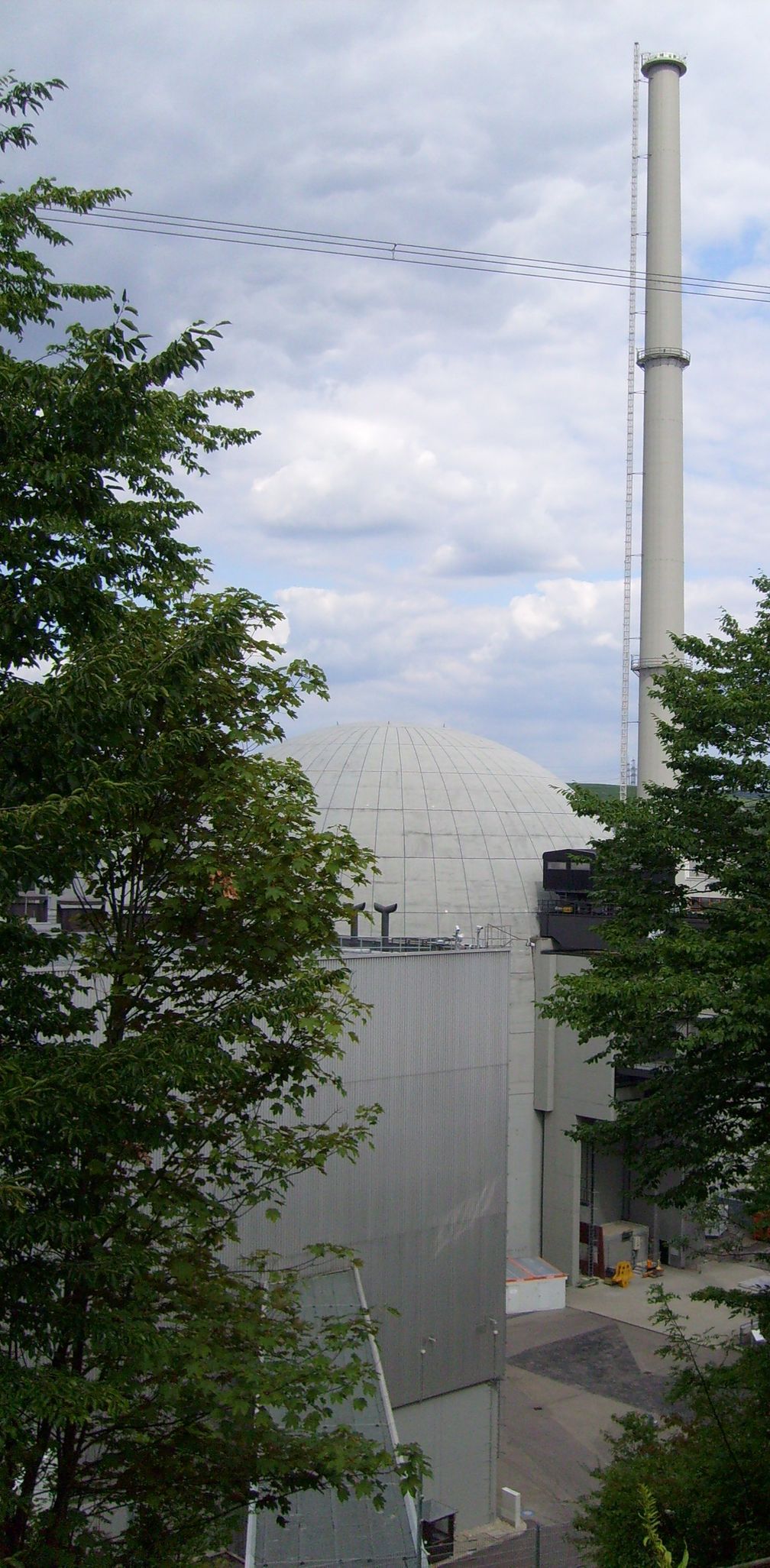 Neckarwestheim  Block I mit Maschinenhaus (links) und Abluftkamin