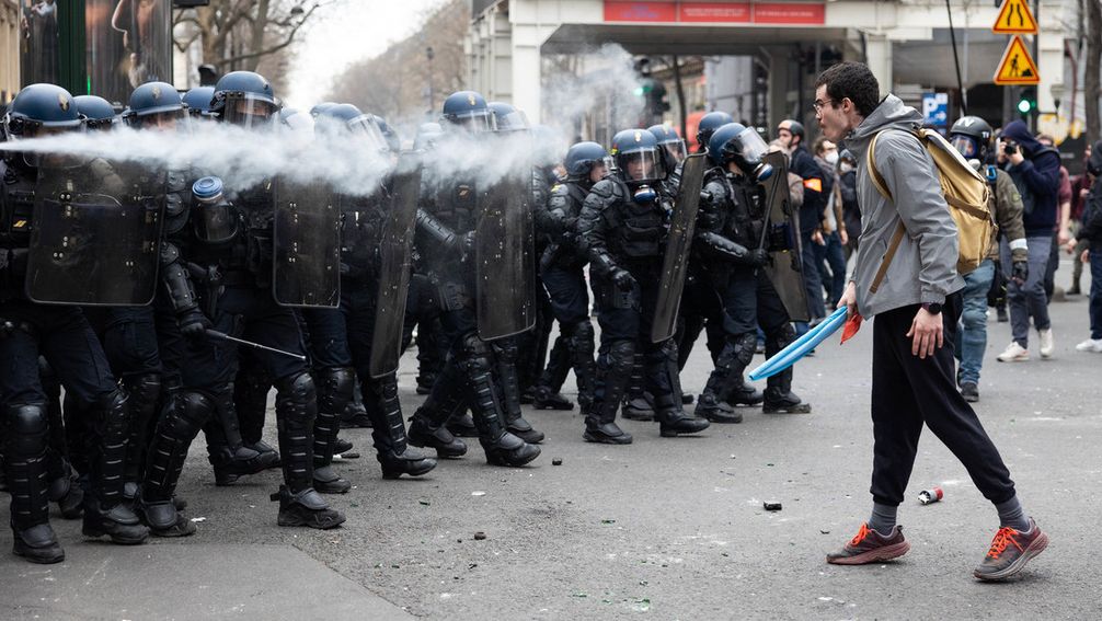 Die Polizei in Paris setzte Tränengas gegen die Demonstranten ein. Bild: www.globallookpress.com / Mylene Deroche