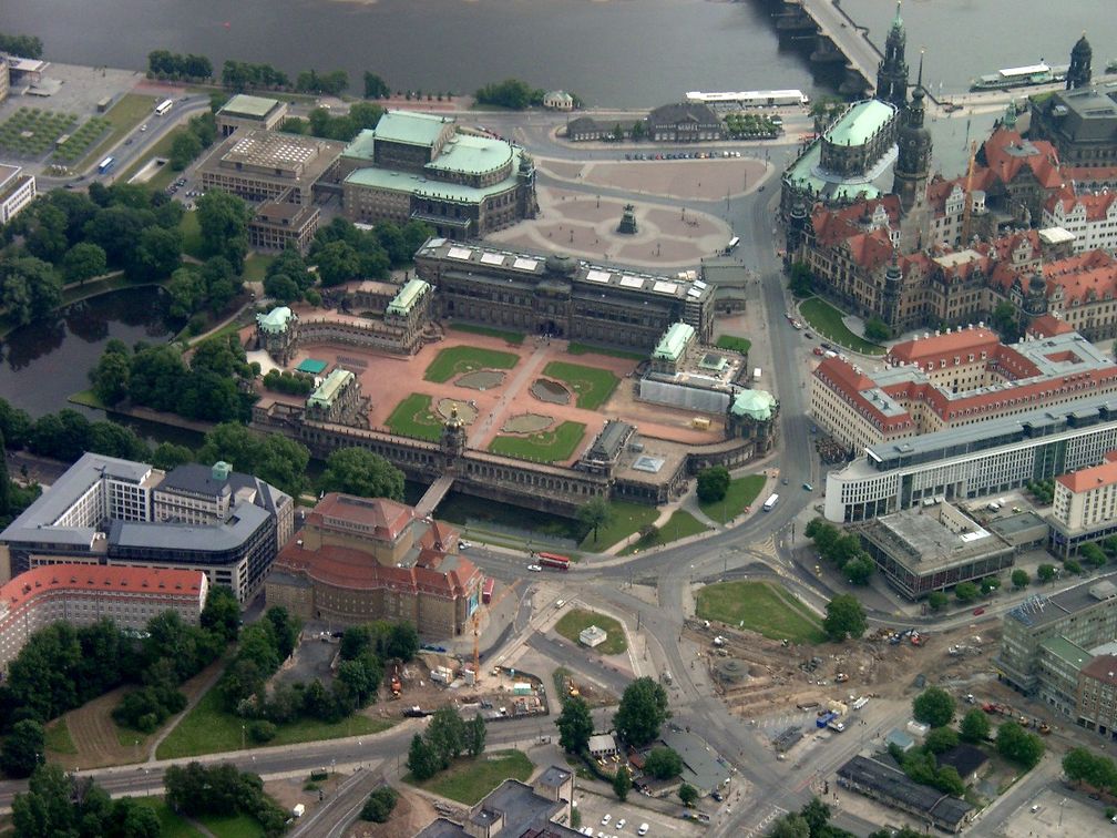 Luftansicht des Taschenbergpalais (am Bildrand Mitte rechts)
