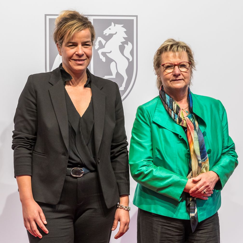 v.l.n.r. Mona Neubaur und Sylvia Löhrmann (2023)