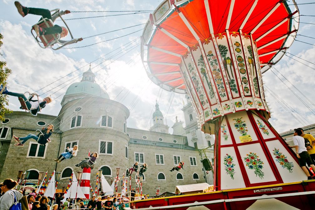 Das große Kettenkarussell am Residenzplatz ist das Herzstück des Salzburger Rupertikirtags.