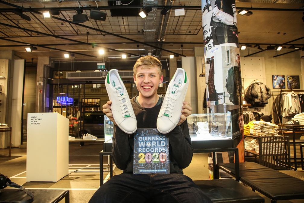 Lars aus Berlin, Guinness Rekordhalter (größten Füße eines Teenagers).  Bild: "obs/Ravensburger/Anne Weinrich"