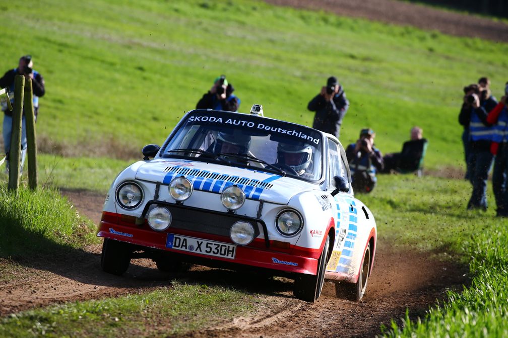 Für Begeisterung bei den Fans sorgte der siebenfache deutsche Rallye-Meister Matthias Kahle (D), der im legendären SKODA 130 RS als VIP-Taxi unterwegs war. Bild: "obs/Skoda Auto Deutschland GmbH"