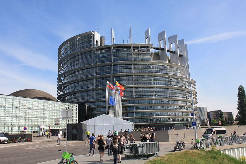 Europäisches Parlament in Straßburg - Beinahe 1:1 Kopie des "Turmbau zu Babel" aus der Bibel.